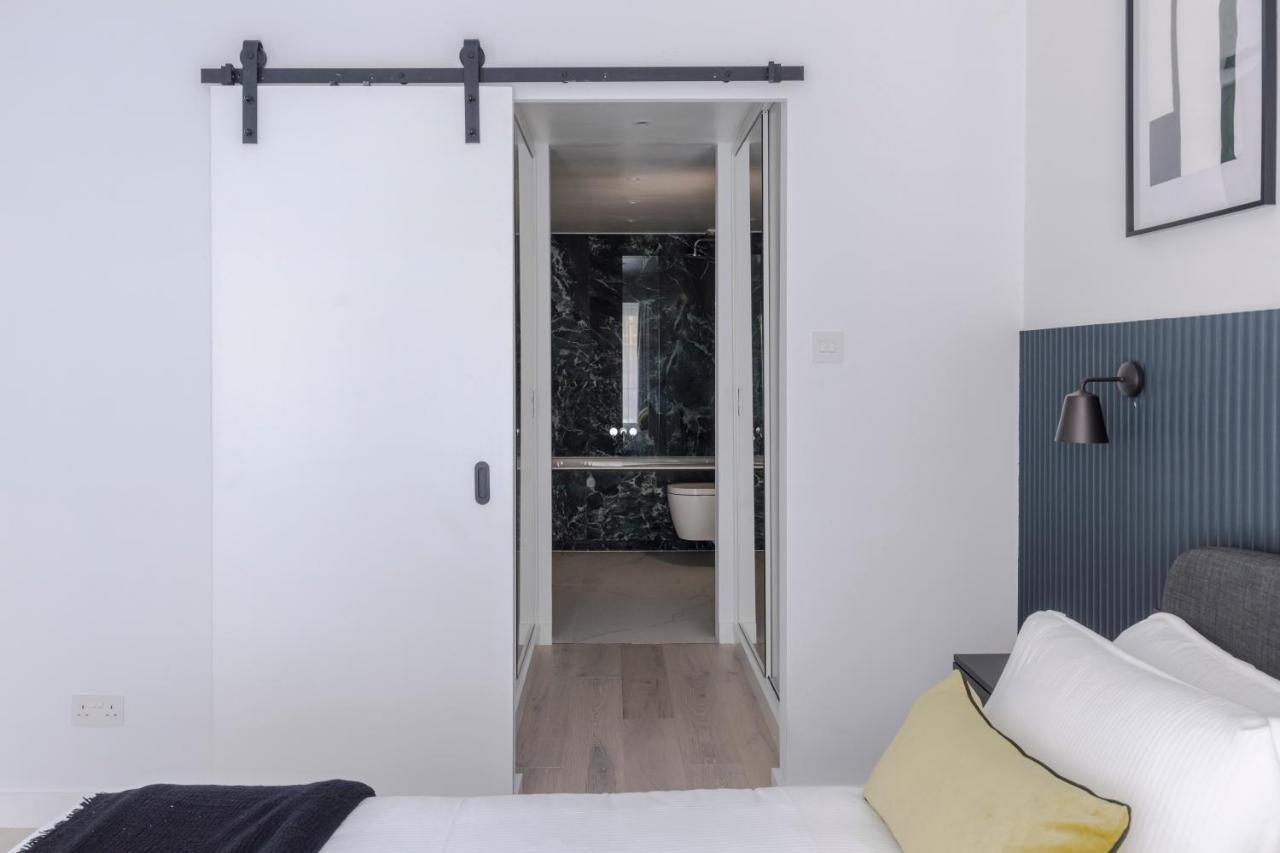 Blue Jeans White Shirt - Fitzrovia - By Frankie Says Apartment London Exterior photo